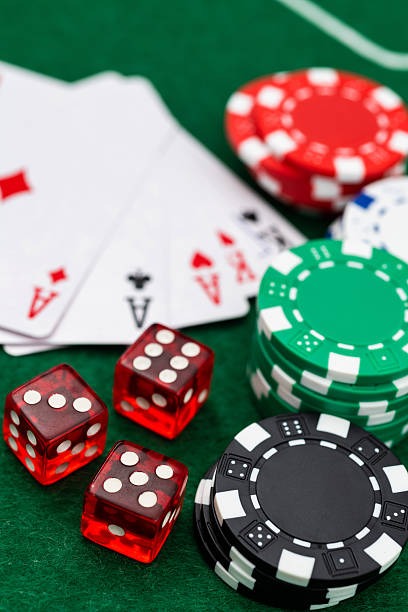 Roda roulette dengan slot bernomor dan berwarna di platform catapult